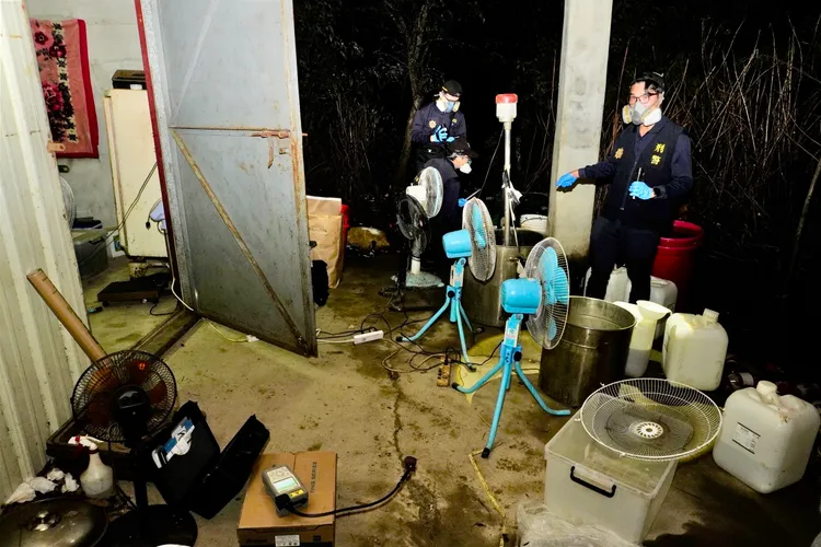 警方攻堅製毒廠。翻攝畫面