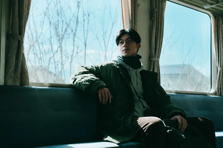 許光漢片中以造型區分18歲和36歲，最喜歡旅行的打扮。翻滾吧男孩電影股份有限公司提供