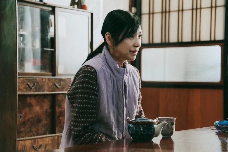 許光漢透露黑木瞳在片場享用平板翻譯跟他聊天。翻滾吧男孩電影股份有限公司提供