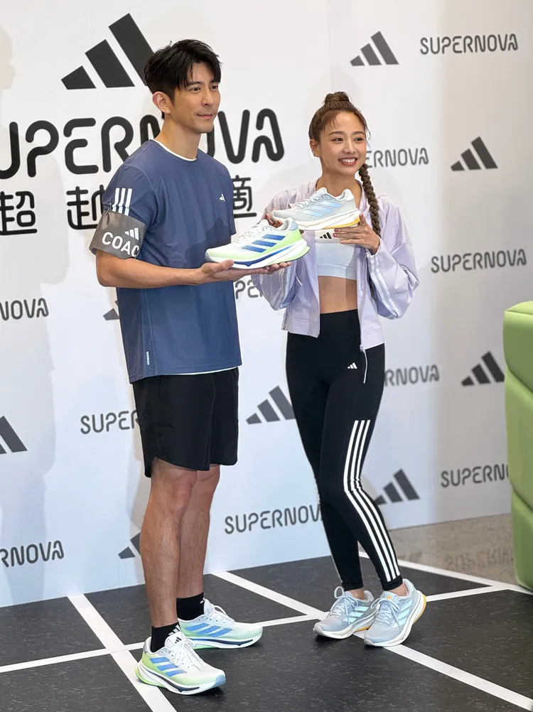 修杰楷（左）與鬼鬼穿上SUPERNOVA系列新鞋。張家玲攝