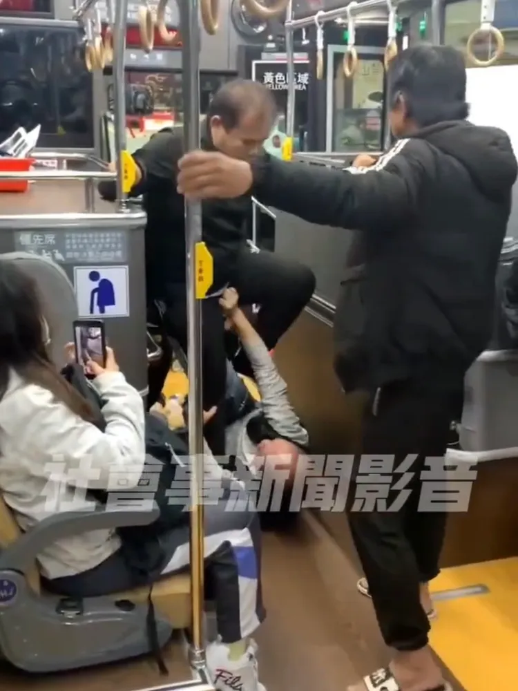 醉漢使出猴子偷桃。取自社會事