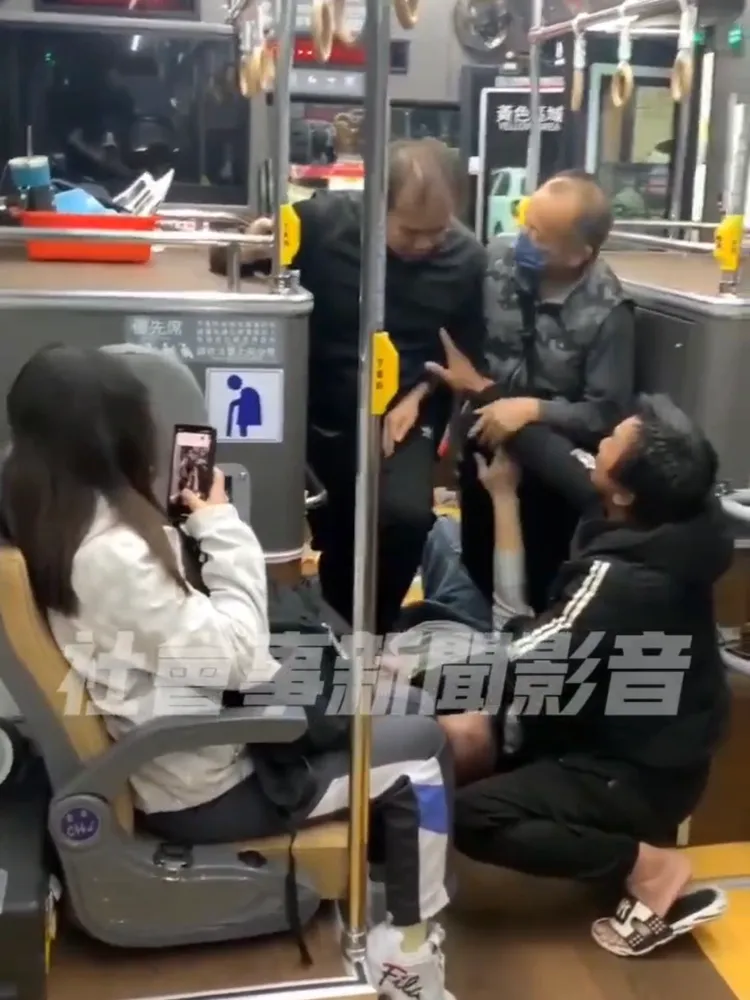 乘客紛紛勸架。取自社會事