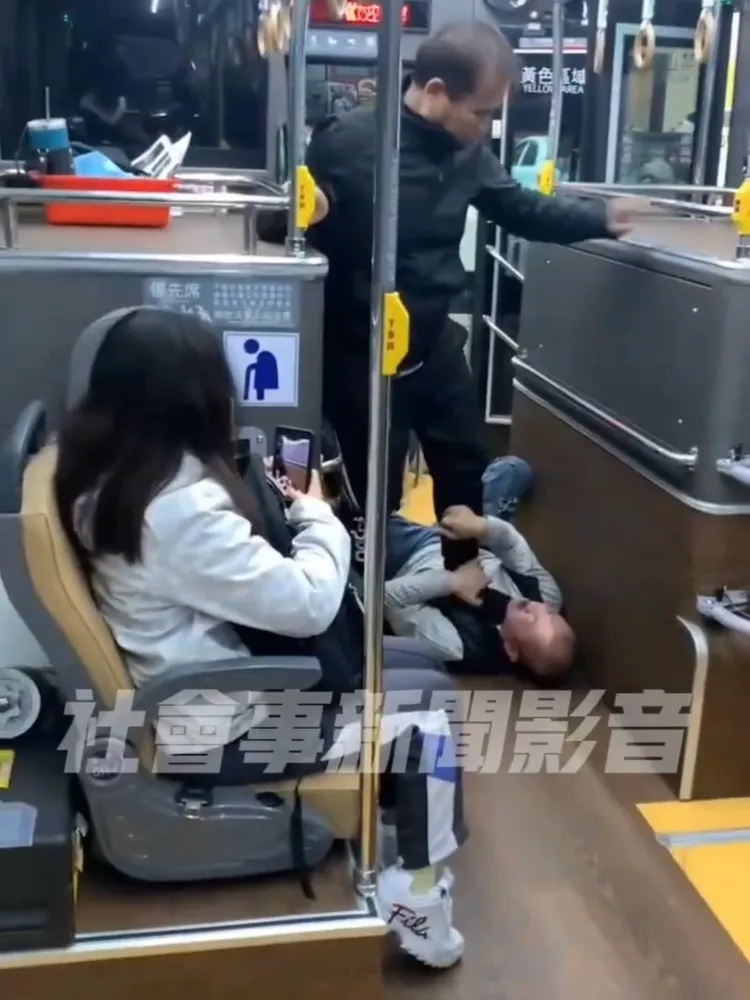 司機霸氣踩胸，喊「幫我報警」。取自社會事