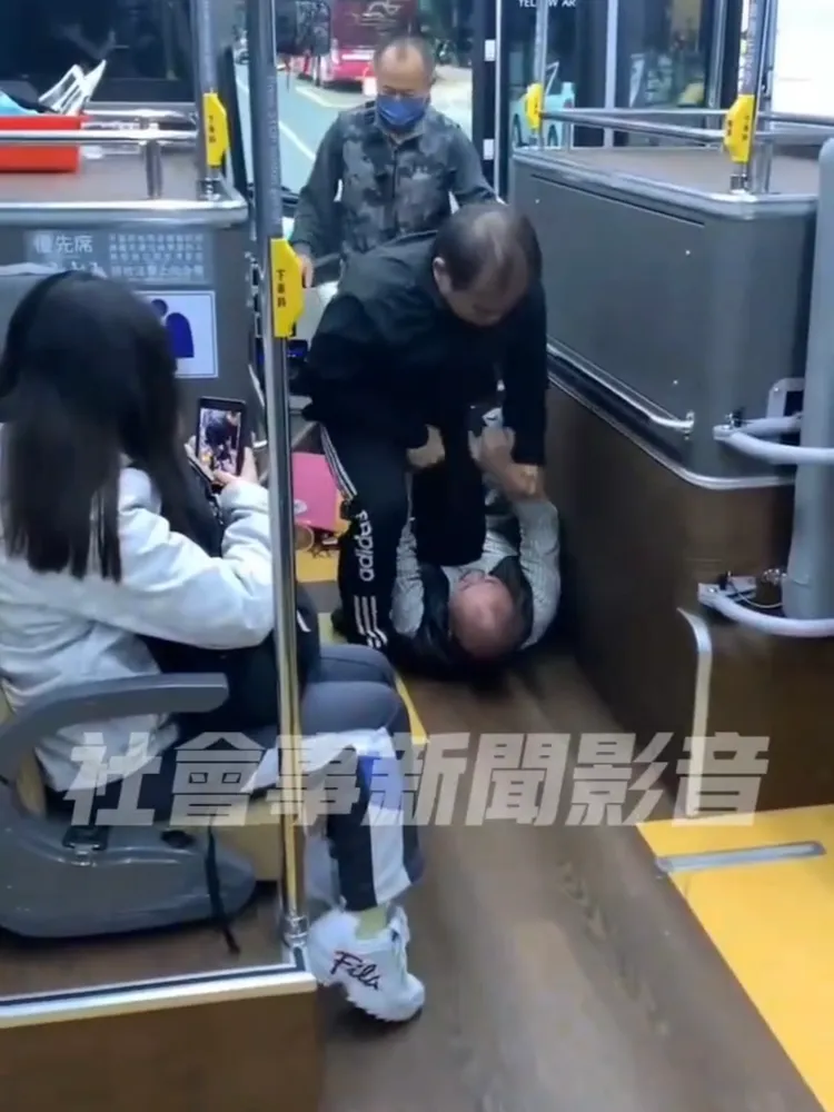 醉漢反遭公車司機單膝壓制。取自社會事
