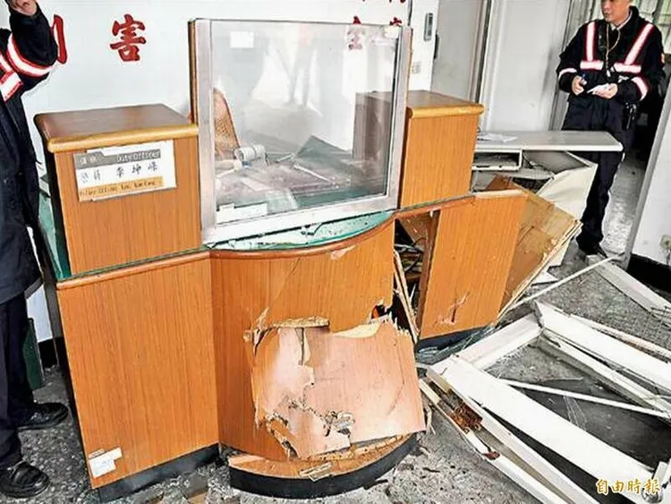 2013.12.29衝撞芳苑分局王功派出所。臉書「靠北police」