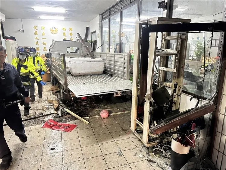 2022.11.06衝撞林口分局文林派出所。臉書「靠北police」