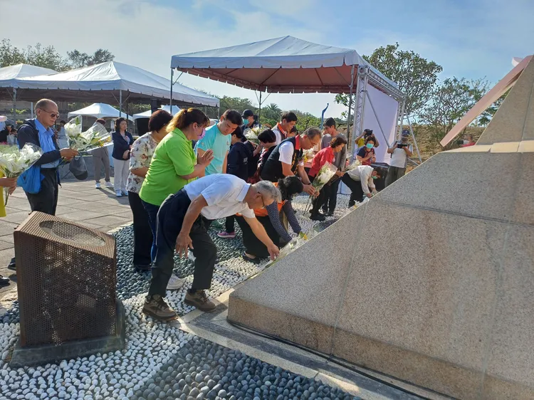 高雄市政府23日下午在旗津勞動女性紀念公園舉辦春祭活動，獻花行禮追思。勞工局提供