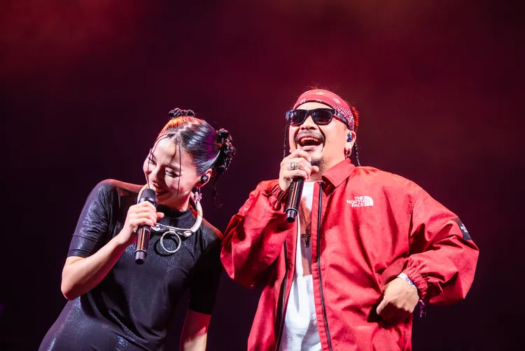 洪佩瑜（左）和葛西瓦同台。出日音樂提供