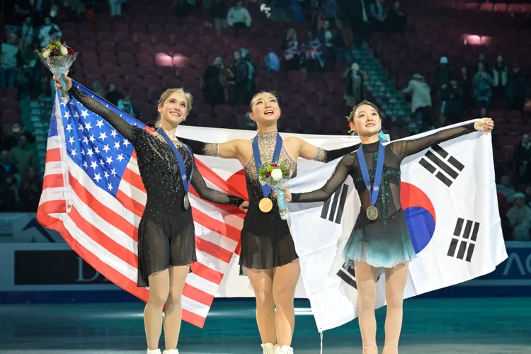 坂本花織（中）奪冠、美國利薇托（左）摘銀，南韓金彩然獲得銅牌。路透社