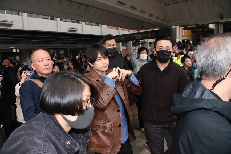 中島健人走上保母車前，持續放送愛心。攝影中心攝