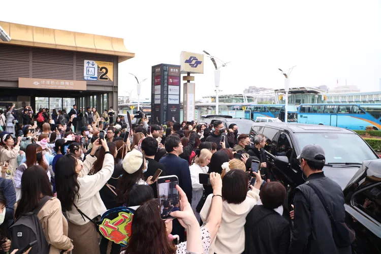 中島健人魅力無法擋，吸引500名粉絲接機。攝影中心攝