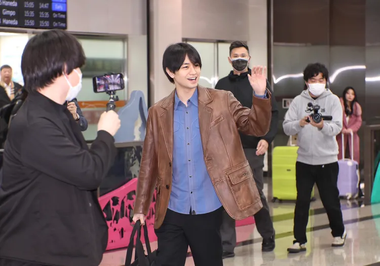 中島健人開心向粉絲揮手打招呼。攝影中心攝