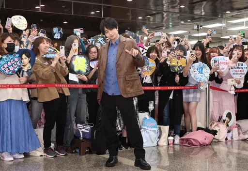 直擊|中島健人送飛吻嗨喊「Sexy Thank You台灣」 500粉接機狂尖叫