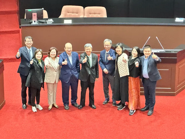 民進黨團也不忘與衛福部長薛瑞元、勞動部長許銘春、行政院發言人林子倫合影。潘袁詩羽攝