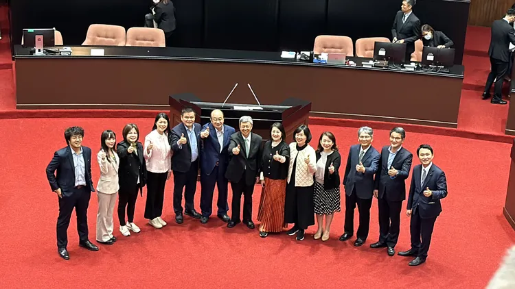 （左起）民進黨立委沈伯洋、黃捷、賴惠員、陳秀寶、莊瑞雄、柯建銘、吳思瑤、蘇巧慧、羅美玲、王正旭、劉建國、陳冠廷。潘袁詩羽攝