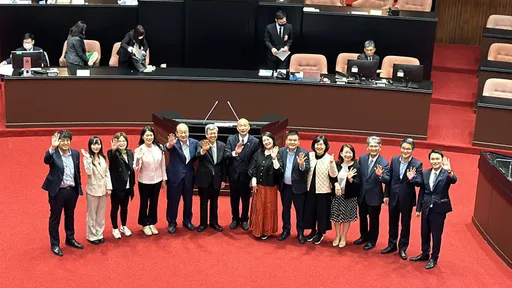 被民進黨團熱情邀合照!韓國瑜驚問「我可以嗎」 他笑回:破例啦