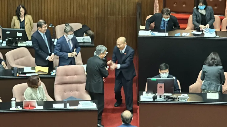 韓國瑜與陳建仁握手致意。潘袁詩羽攝