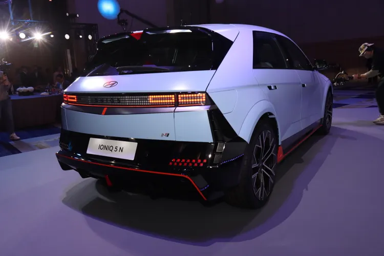 IONIQ 5 N的運動性能體態加上N Aero賽車化競技風格線條設計與紅、黑雙色組合，以及N Performance品牌專屬紅色煞車卡鉗，傳遞著IONIQ 5 N性能氣勢。林浩昇攝