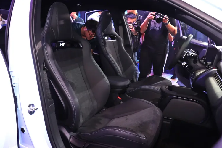 雙前座N Performance單體椅背桶型賽車座椅，以輕量化人造麂皮包覆，椅背留下可以安裝四點式或者六點式安全帶的預留孔。林浩昇攝