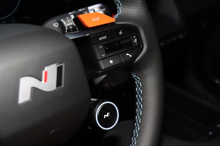 N超增壓模式 (N Grin Boost) 可透過按下方向盤的按鈕，於10秒內一次釋放650匹馬力最大輸出，解除IONIQ 5 N的性能封印。林浩昇攝