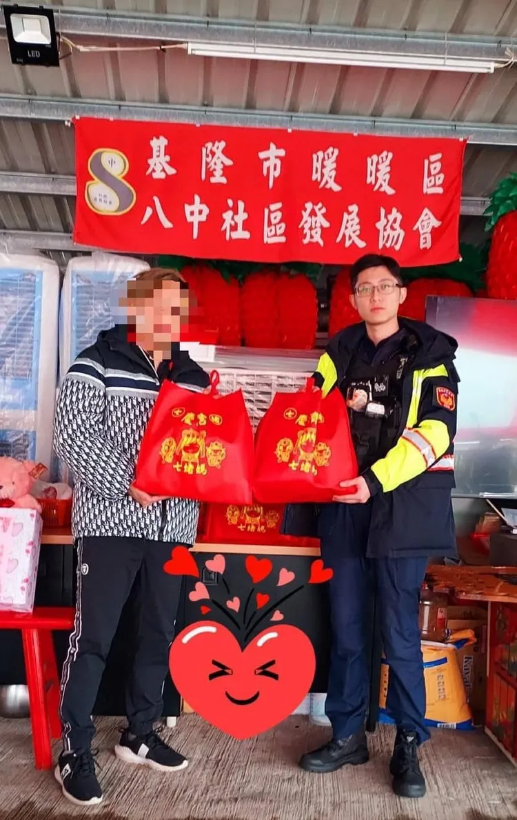 蘇昱鴻(右)曾參與社區寒冬送暖活動，讓居民相當感念。翻攝自臉書「基隆警馨雲」