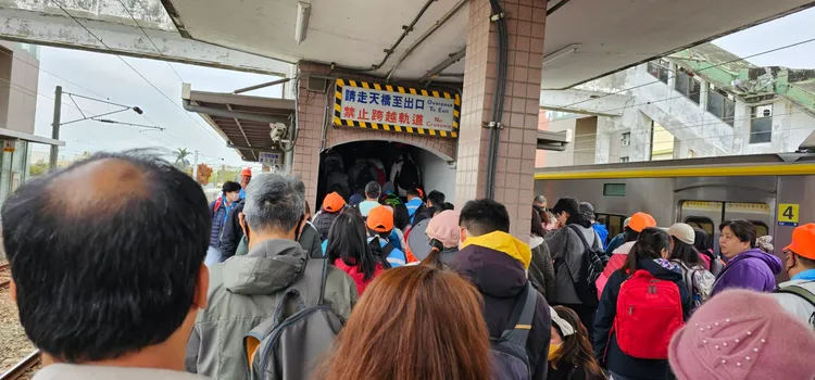 信徒搭火車站到花壇與白沙屯媽祖會合，將花壇火車站擠得水泄不通。李肇中提供