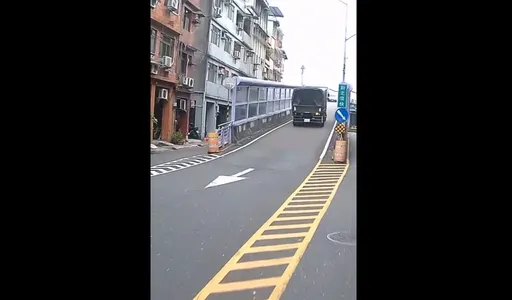 軍卡逆向開上新北環快 危險影片曝!駕駛緊急「倒退嚕」