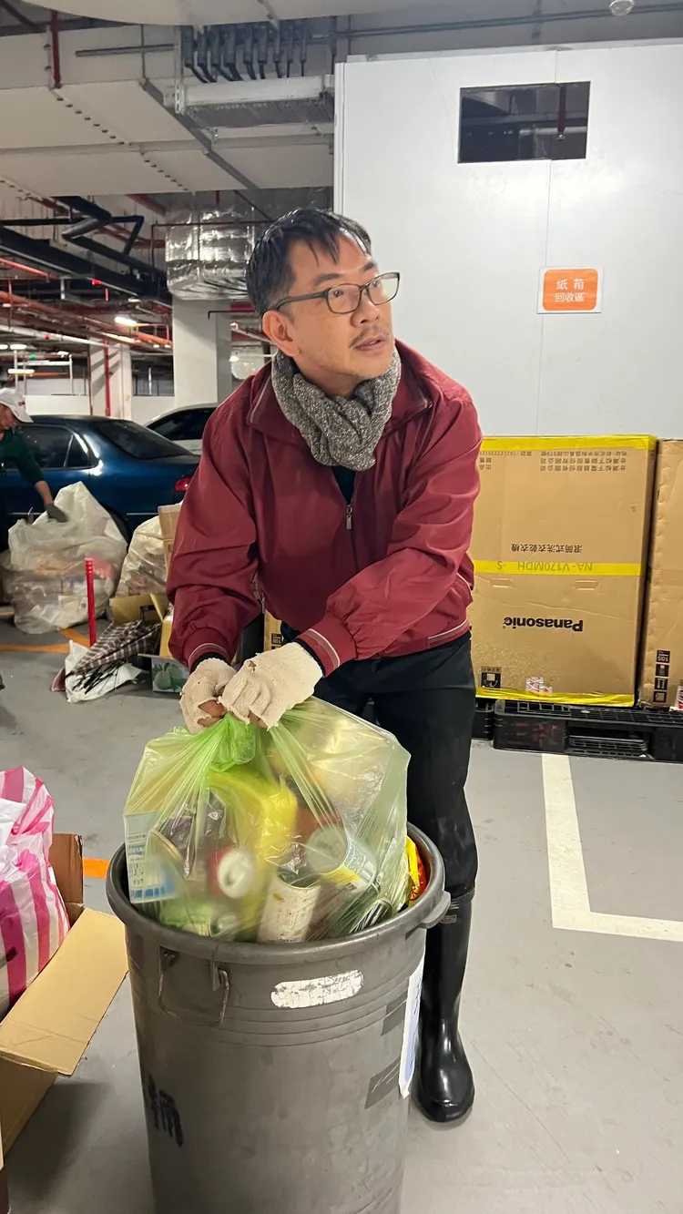 江俊翰《愛的榮耀》成頹廢大叔，撿拾回收過生活。民視提供