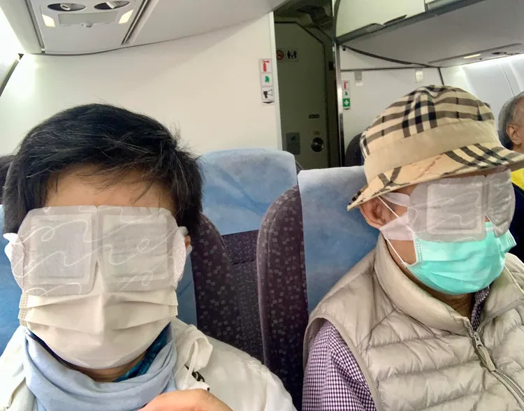 許慶祥與女兒搭機時戴眼罩休息。翻攝許馨云臉書