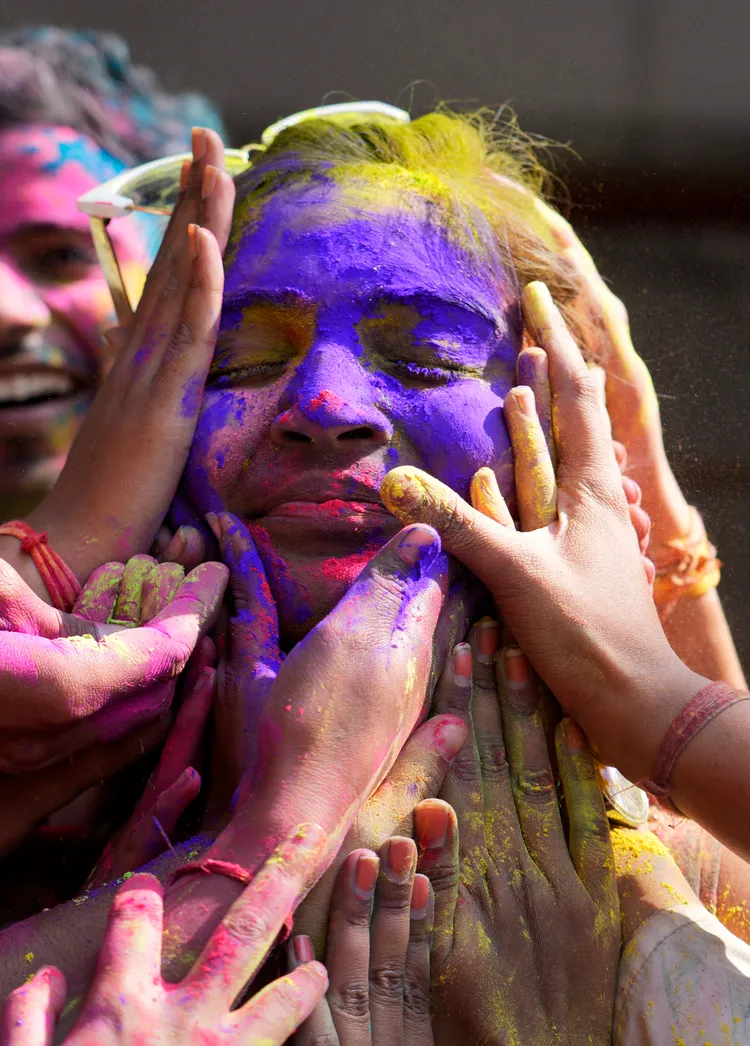 今年的印度灑紅節落在本月25日。美聯社