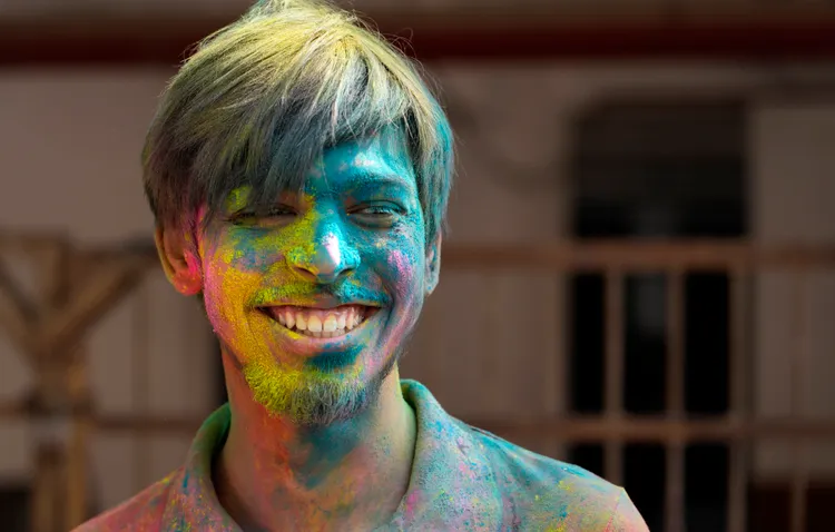 今年的印度灑紅節落在本月25日。美聯社