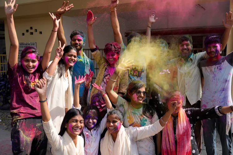 今年的印度灑紅節落在本月25日。美聯社