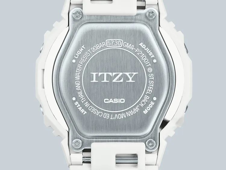 背蓋上刻有ITZY logo。品牌提供