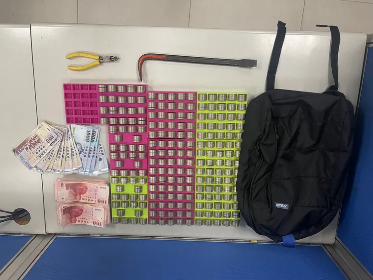 犯嫌將整台兌幣機搬上車，得手金額共計4萬1600元。翻攝畫面