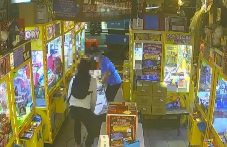 王嫌打不開兌幣機零錢箱，乾脆與友人將整台扛走。翻攝畫面