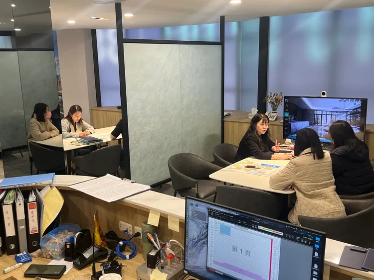 即便平日午後冷門時段，建案仍有不少購屋族賞屋，主因是產品具備獨特性。葉家銘攝