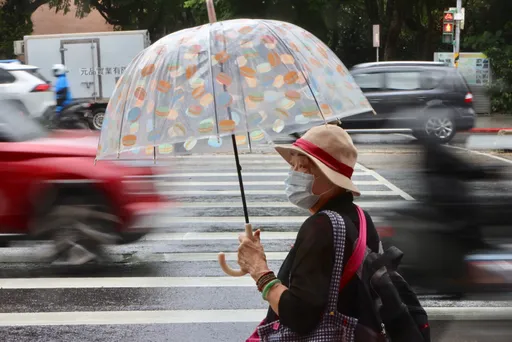 政院推立法甩行人地獄惡名! 限期拆障礙物還路人空間