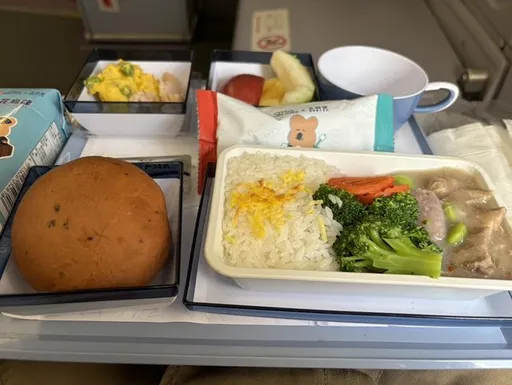 飛機餐上1附餐麵包吃到超驚豔　追問空姐才知道大有來頭