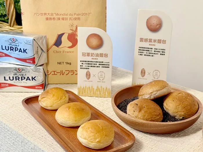 網友就從華航經濟艙吃到「雲感紫米麵包」。華航提供