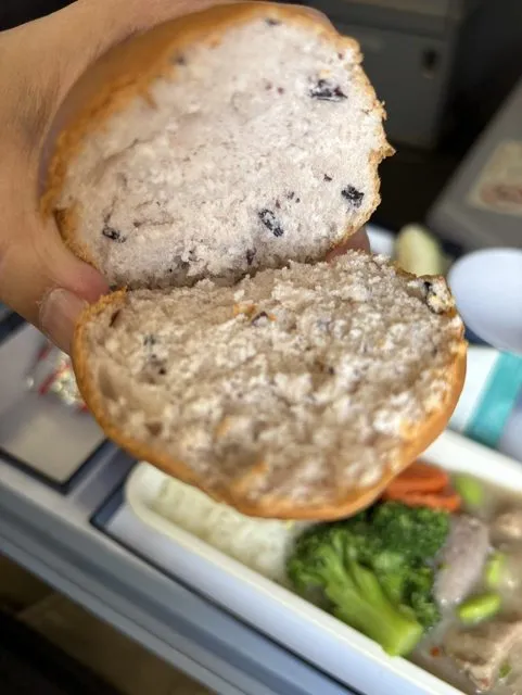 華航飛機上附餐紫米麵包讓網友超驚豔。翻攝自批踢踢