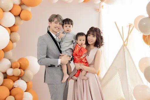 田亞霍不藏了!曬一家四口全家福 被愛人包圍曝5月還有喜事