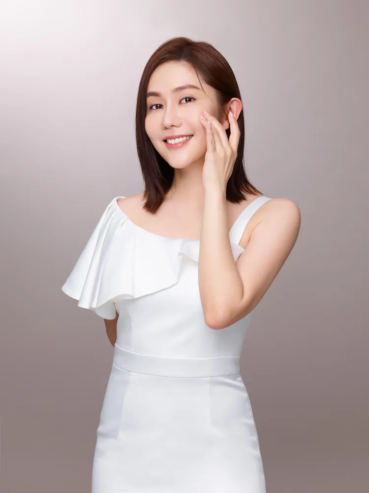 王宇婕透露過往早上僅用清水洗臉，現在會搭配MANARA保濕潔顏露清潔。品牌提供