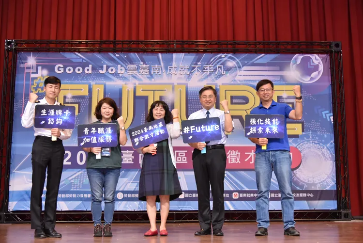 臺南大學副校長李建億(左2)、臺南就業中心主任洪儷瑋(中)現場獻上祝福。王志弘攝