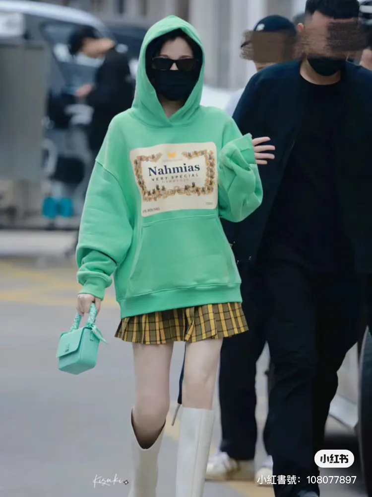 虞書欣以帽T搭配短裙格外青春。翻攝Ultra明星同款小紅書