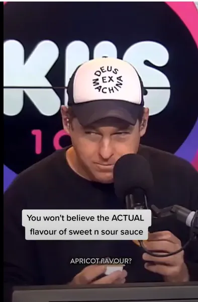 另一主持人吃到一半聽到杏桃決定不吃了。