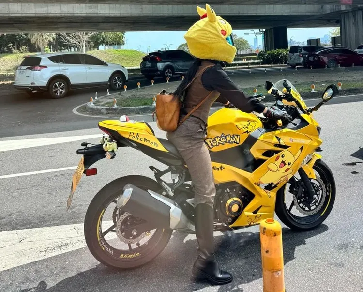 一名網友在路上巧遇一位重機女騎士，從頭到車全套的皮卡丘重機相當吸睛。翻攝《路上觀察學院》社團