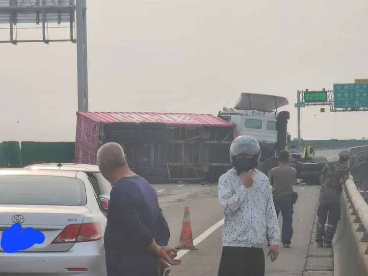 後方車流紛紛受阻動彈不得。取自記者爆料網