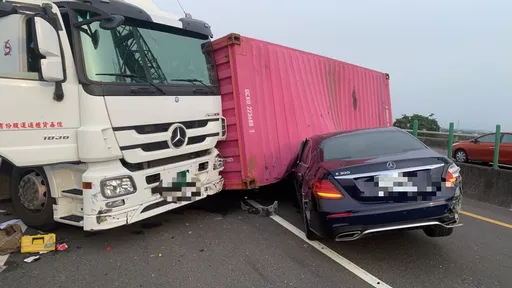 联结车台88「折甘蔗」侧翻压毁宾士　全线封闭！车流回堵6公里