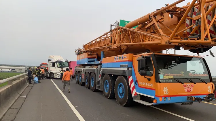 大型吊車進場準備排除。警消提供