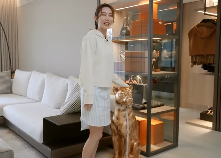 曾莞婷摸著豪宅中的「鑽豹」。翻攝曾莞婷YT